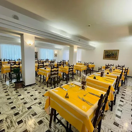 Dora Hotel 3*